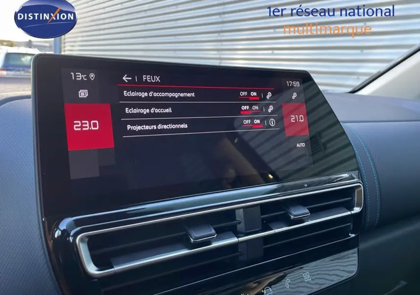 Tableau de bord du Citroën C5 Aircross 2025 noir perla metal, vue rapprochée de l'écran tactile et des aérateurs centraux.