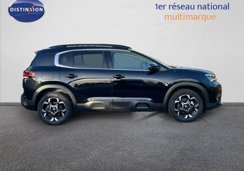 Profil côté gauche du Citroën C5 Aircross noir Perla Metal 2025 avec jantes bicolores et protections latérales grises.