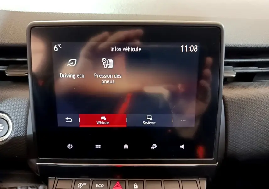 Écran tactile central de la Renault Clio Business TCe 100 2020 affichant les infos véhicule à 11h08, intérieur noir.