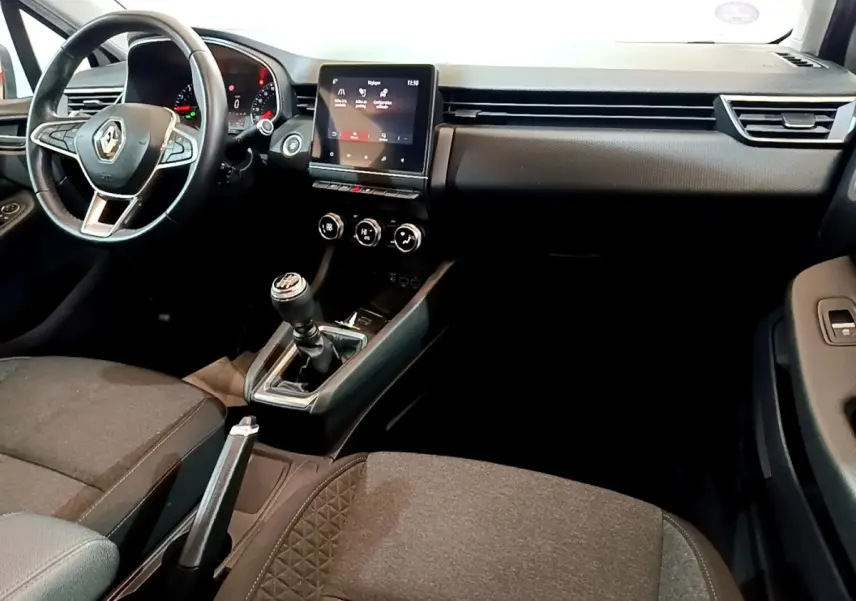 Vue intérieure avant droite de la Renault Clio Business 2020, volant cuir multifonctions et écran tactile central.