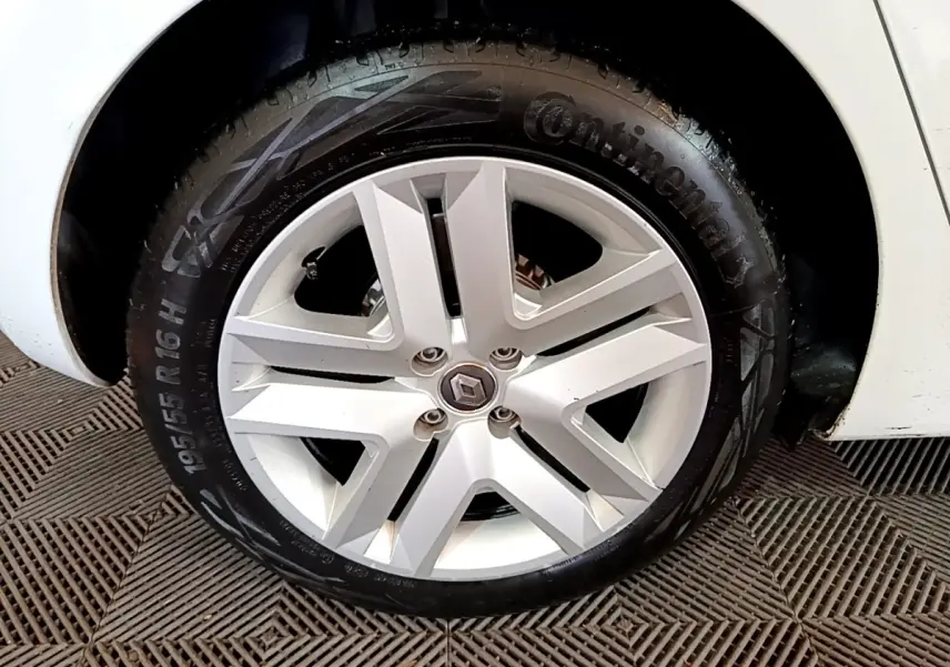 Gros plan sur la roue avant droite blanche d'une Renault Clio Business TCe 100 avec jante alliage et pneu Continental.