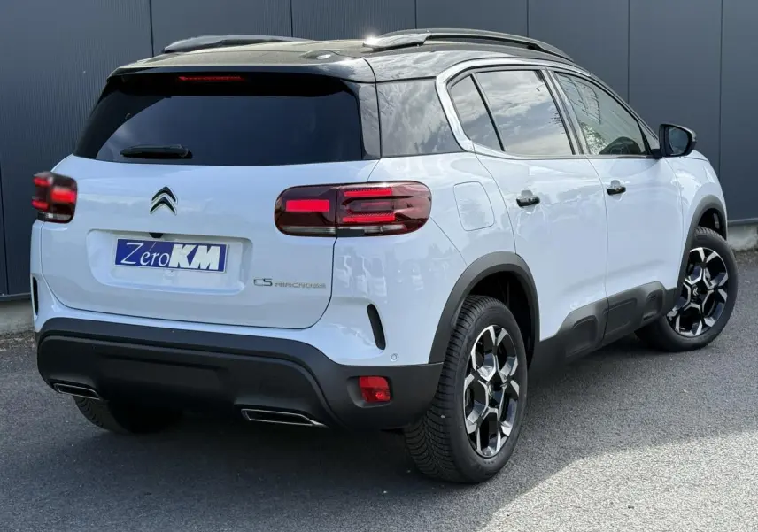 Vue 3/4 arrière droite du Citroën C5 Aircross blanc Okenite avec toit noir et jantes alliage bi-ton.