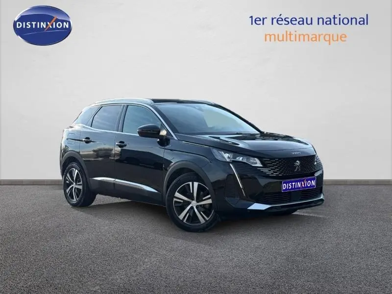 Peugeot 3008 2024 bleu Célèbes avec toit noir, vue 3/4 avant mettant en valeur la calandre et les jantes distinctives.
