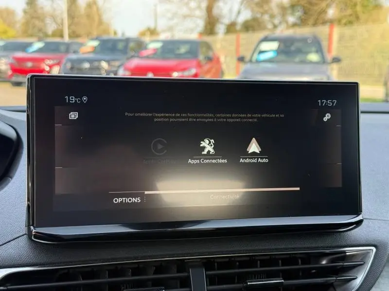 Écran tactile central du Peugeot 3008 2024 affichant les options Apps Connectées et Android Auto, intérieur noir.