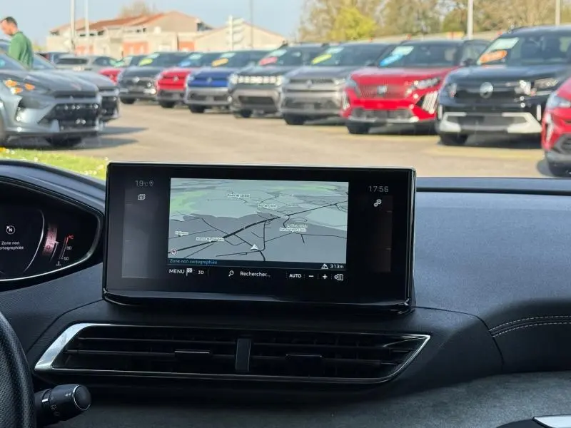 Vue intérieure du tableau de bord du Peugeot 3008 2024 avec écran tactile de navigation, volant à gauche visible partiellement.