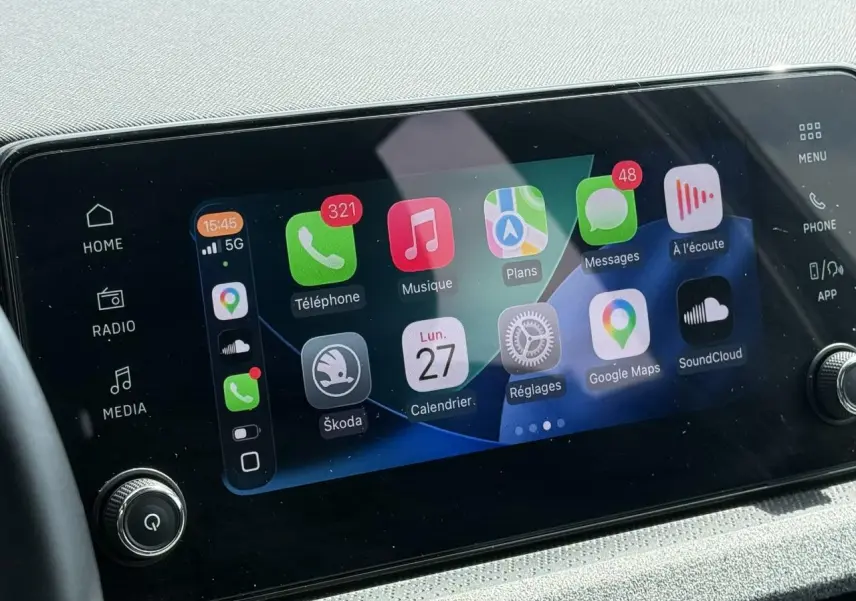 Écran tactile 8,25'' du système multimédia Skoda Scala TSI 116 gris graphite, affichant Apple CarPlay.