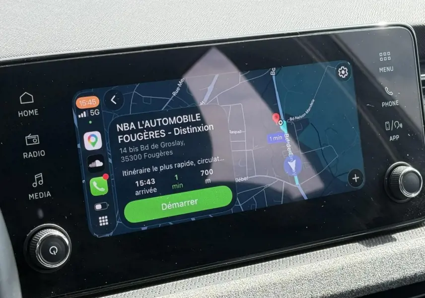 Écran tactile 8,25 pouces du Skoda Scala TSI 116 Sélection affichant une navigation GPS avec itinéraire.