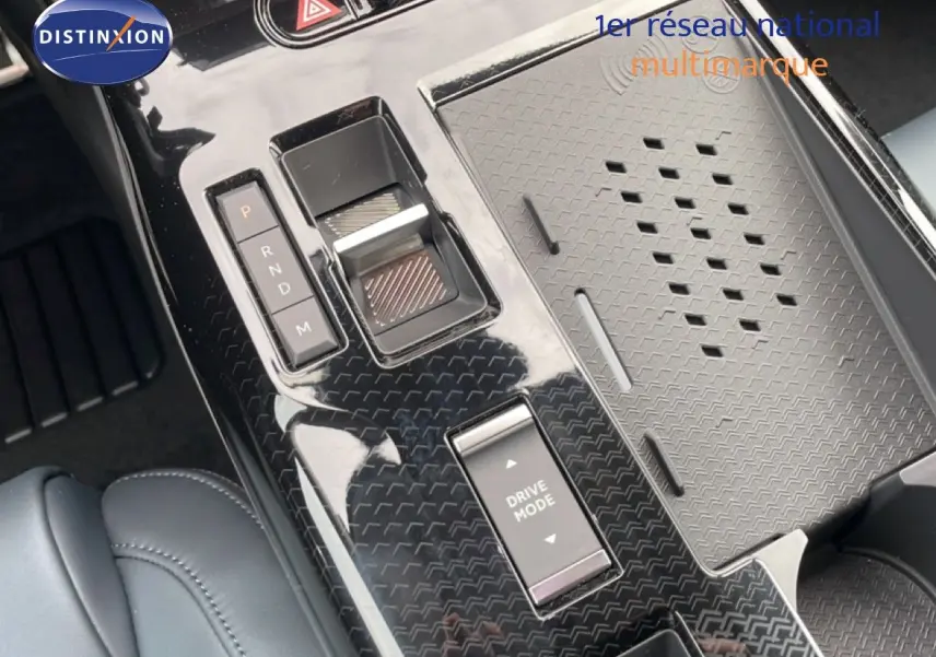 Gros plan sur la console centrale noire brillante du Citroën C5 Aircross 1.2 Hybrid avec sélecteur de boîte auto et bouton Drive Mode.