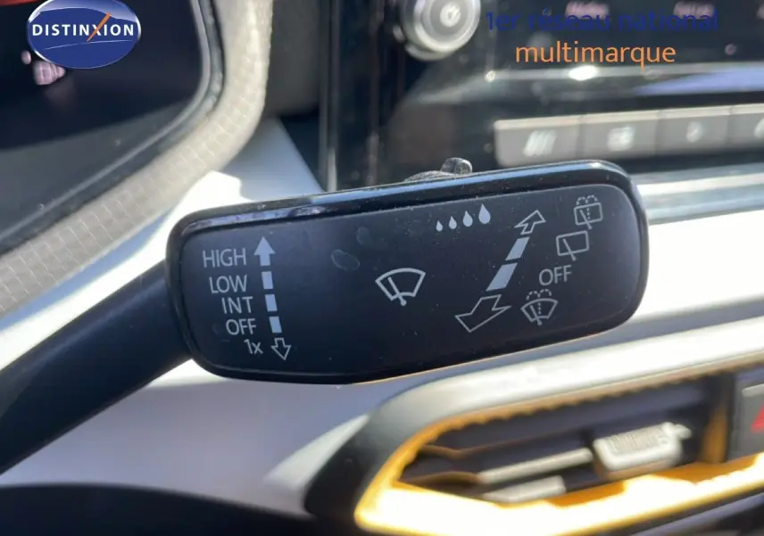 Gros plan sur la commande d’essuie-glace du SEAT Arona 2025, intérieur gris clair avec détails noirs.