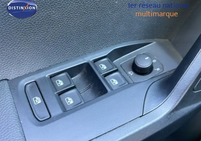 Gros plan sur les commandes de lève-vitres et réglage des rétroviseurs côté conducteur d’un SEAT Arona gris Magnetic 2025.