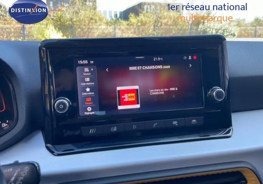 Écran tactile central du tableau de bord du SEAT Arona 2025, affichant une station radio, intérieur gris et noir.