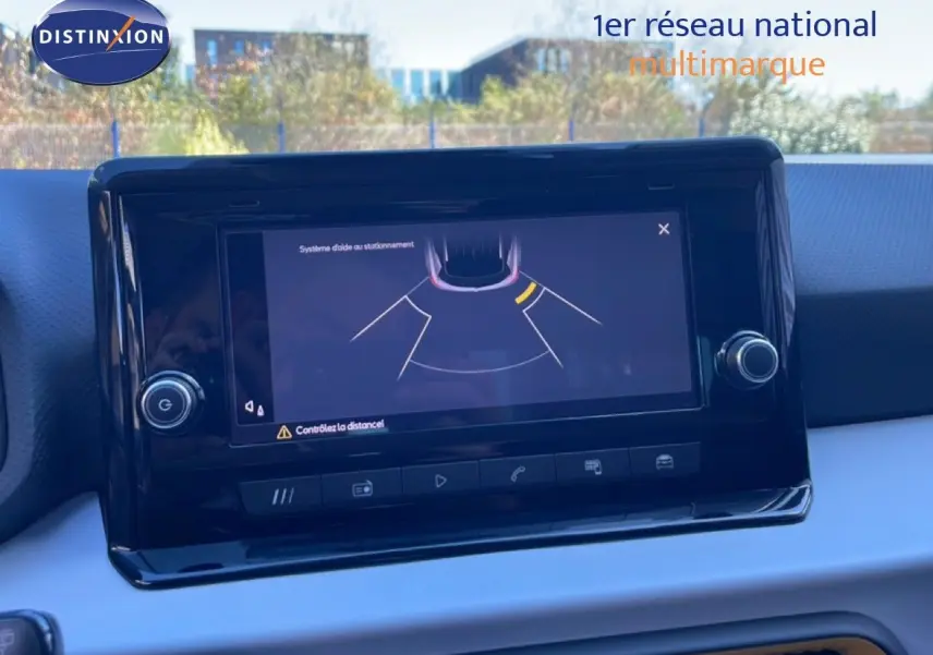 Écran tactile central montrant l’aide au stationnement dans l’habitacle gris et noir du SEAT Arona 2025.