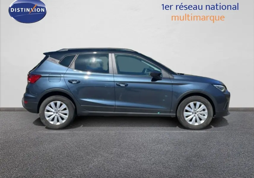 Profil côté gauche d'un SEAT Arona gris Magnetic Metal avec toit noir, roues en alliage et lignes dynamiques visibles.