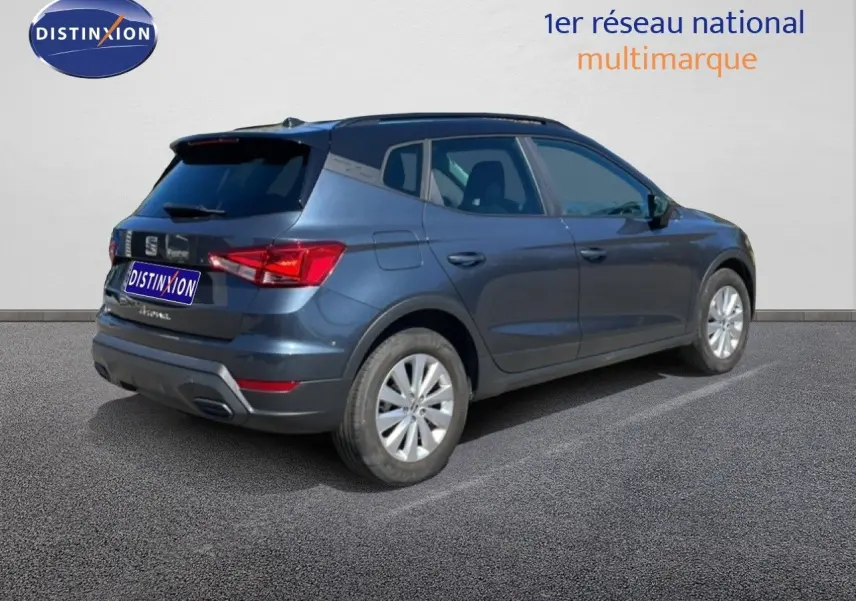 Vue 3/4 arrière droite d’un SEAT Arona gris Magnetic Metal avec toit noir, jantes argentées et feux arrière LED.