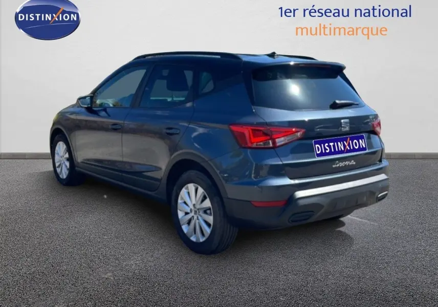 Vue 3/4 arrière droite d'un SEAT Arona gris Magnetic Metal avec toit noir, sur fond neutre extérieur.