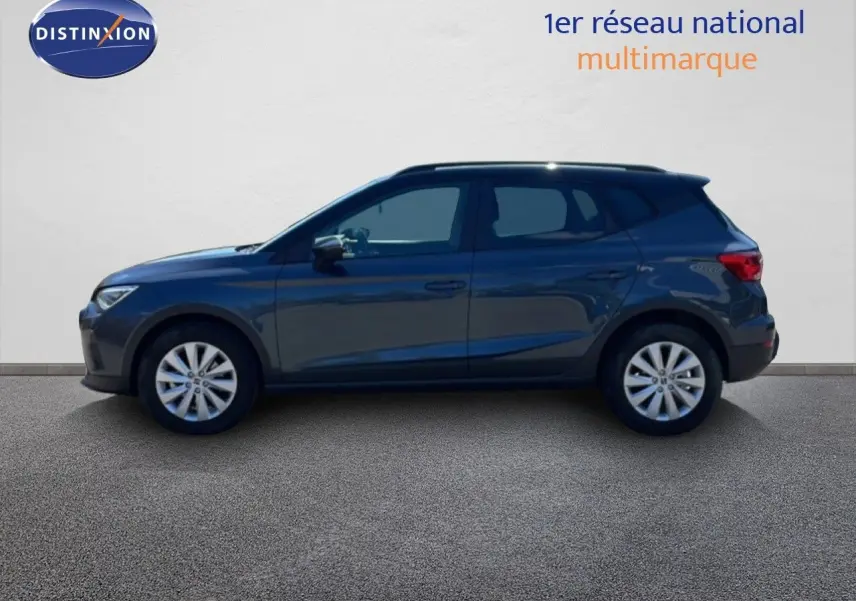 Vue de profil côté gauche d’un SEAT Arona 2025 gris Magnetic Metal avec toit noir, roues alliage et lignes dynamiques.