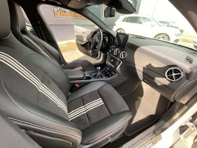 Intérieur noir avec sièges en cuir et alcantara à bandes blanches, vue côté conducteur du Mercedes CLA Shooting Brake 2017.