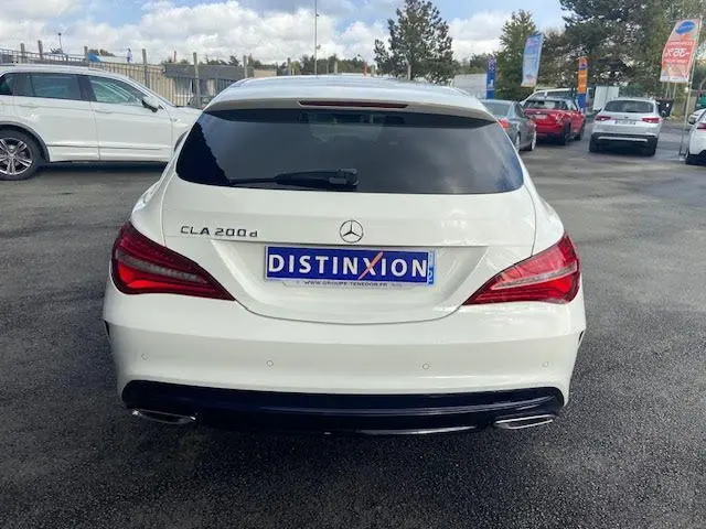 Vue arrière d'une Mercedes CLA 200d blanche avec feux LED et double sortie d'échappement chromée.
