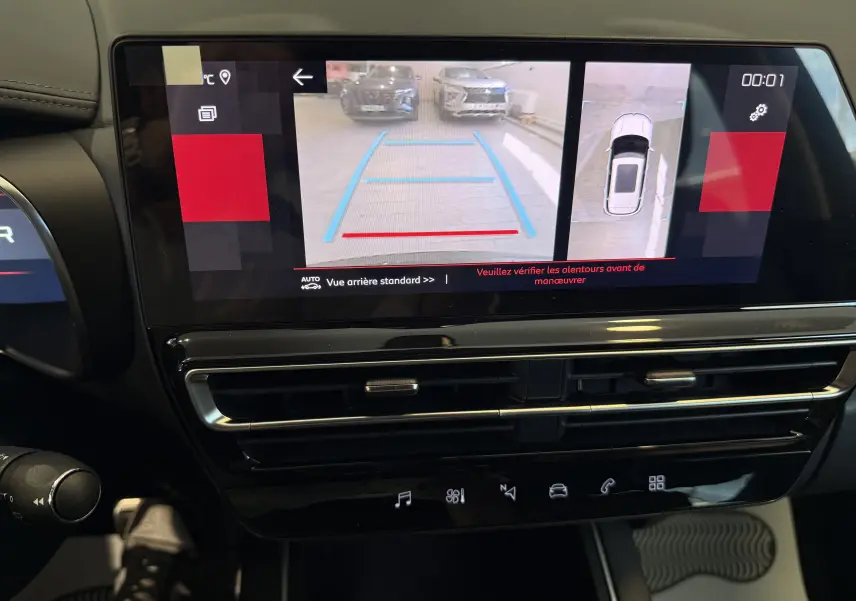 Écran tactile intérieur du Citroën C5 Aircross 2022 montrant la caméra de recul avec vue arrière et vue aérienne du véhicule gris Artense.