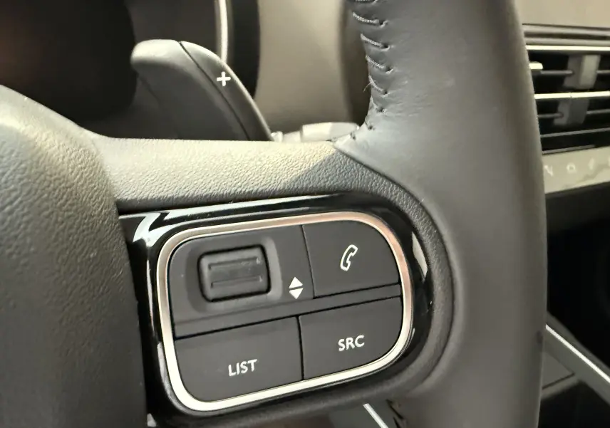 Gros plan sur les commandes du volant en cuir noir du Citroën C5 Aircross 2022, version Shine gris Artense.