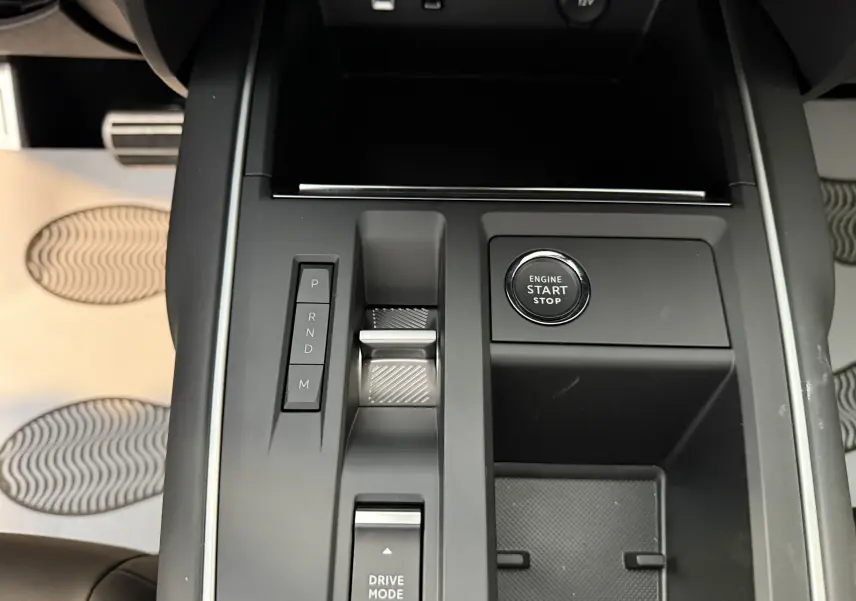 Gros plan sur la console centrale noire du Citroën C5 Aircross 2022, avec boutons de boîte auto et démarrage moteur.