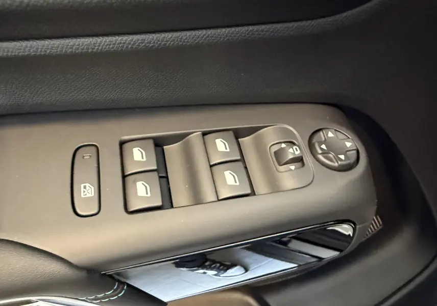 Gros plan sur les commandes des vitres électriques et rétroviseurs côté conducteur du Citroën C5 Aircross gris Artense 2022.