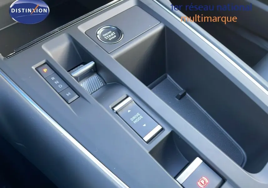 Vue rapprochée de la console centrale du Citroën C5 Aircross 2025 noir Perla Metal, avec sélecteur de boîte auto et bouton start/stop.