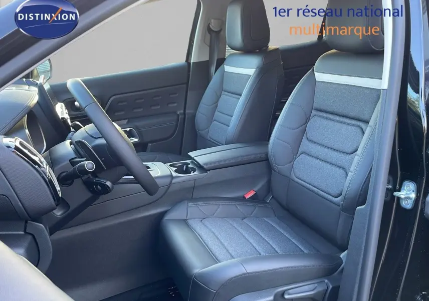 Vue intérieure côté conducteur du Citroën C5 Aircross noir, mettant en valeur les sièges en cuir et tissu gris.