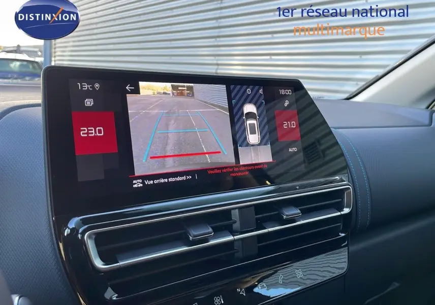 Vue rapprochée de l’écran central tactile du Citroën C5 Aircross noir Perla Metal, affichant la caméra de recul et la climatisation.