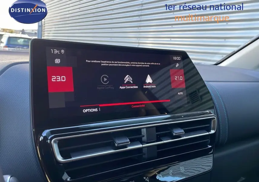 Vue intérieure du tableau de bord du Citroën C5 Aircross 2025, écran tactile et aérateurs centraux noirs brillants.