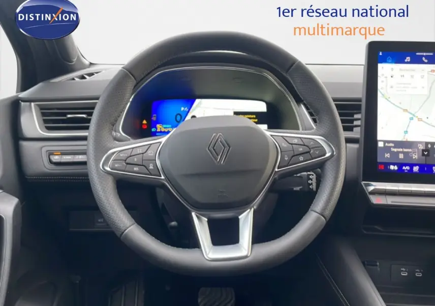 Vue centrée sur le volant noir perforé de la Renault Symbioz 2025 avec tableau de bord numérique et écran tactile.
