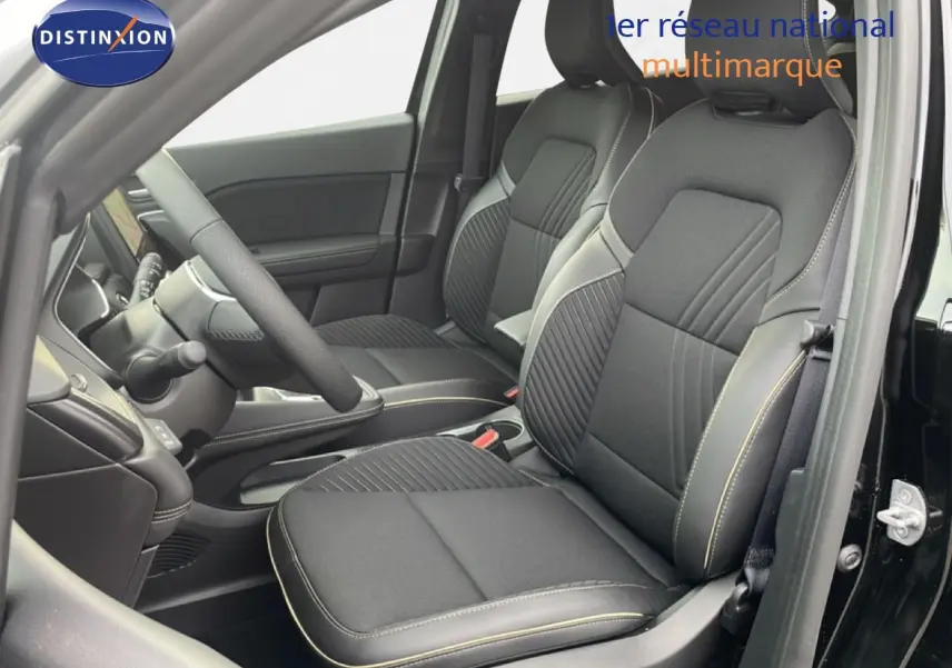 Vue intérieure côté gauche montrant les sièges avant noirs étoile métal avec surpiqûres contrastées du Renault Symbioz 2025.