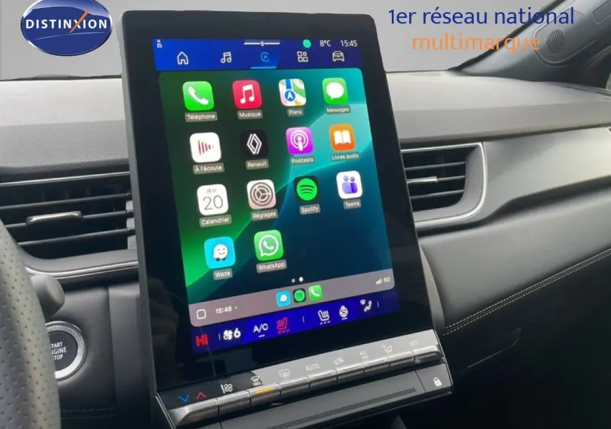 Tableau de bord du Renault Symbioz 2025 avec écran tactile vertical et finition intérieure noire élégante.