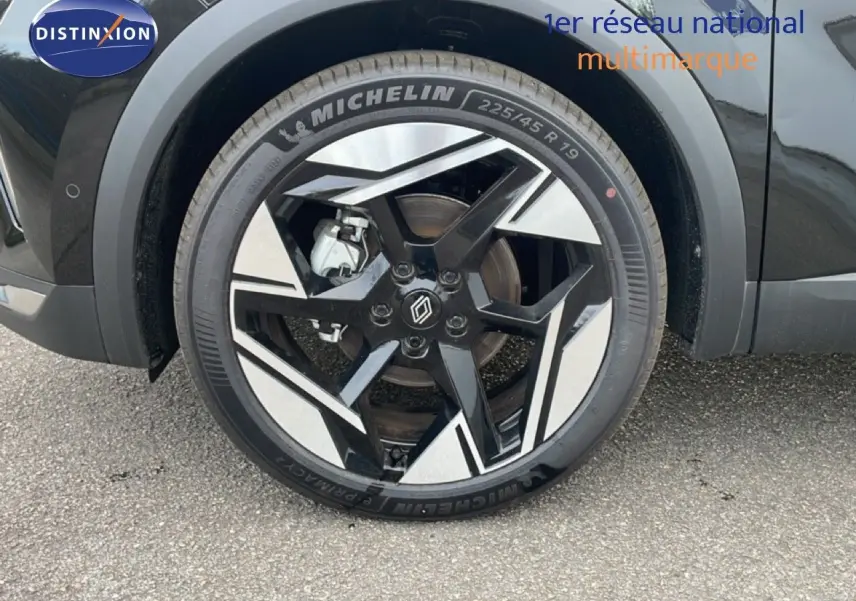 Gros plan sur la roue avant gauche noire étoile métal du Renault Symbioz 2025 avec jante bicolore distinctive.