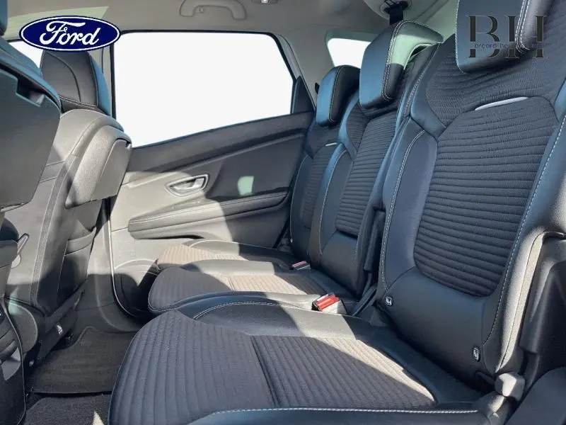 Vue intérieure des sièges arrière en similicuir noir du Renault Scénic 2017, côté droit avec appuie-têtes réglables.