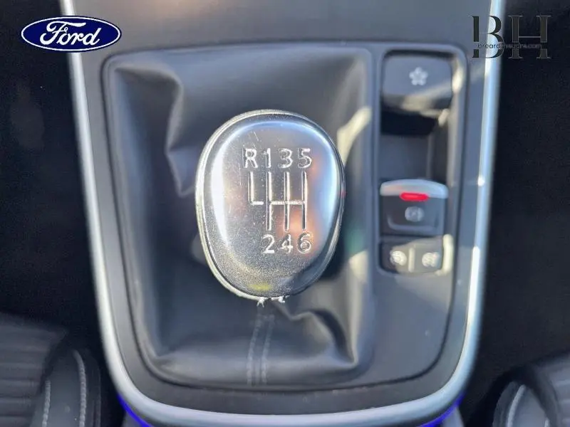 Gros plan sur le pommeau de levier de vitesse manuel en cuir noir du Renault Scenic blanc nacré/ noir étoilé 2017.