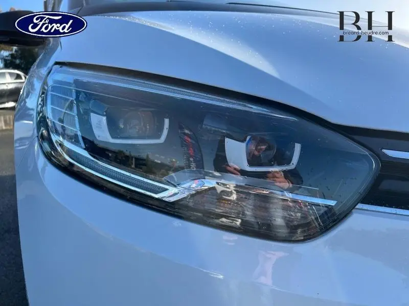 Gros plan sur le phare avant droit blanc nacré/noir étoilé du Renault Scénic 1.6 dCi 130ch energy Intens 2017