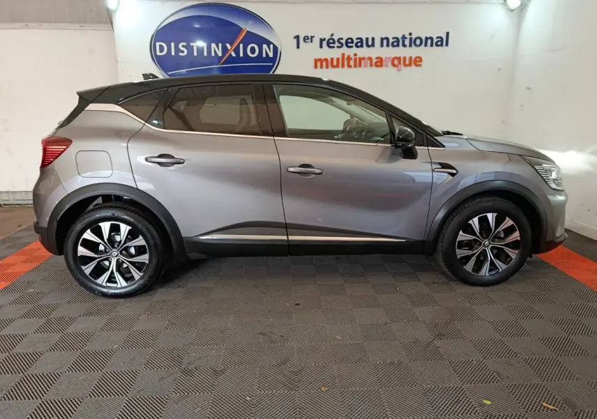 Profil droit du Renault Captur Techno TCe 90 gris foncé 2024, avec jantes alliage et toit noir contrasté.