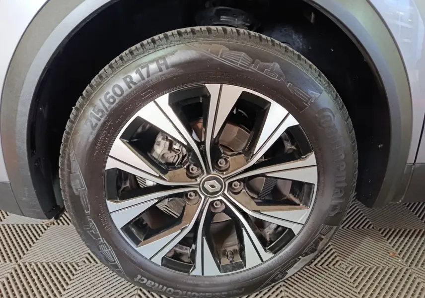 Gros plan sur la roue avant droite du Renault Captur gris foncé 2024 avec jante alliage au design moderne.