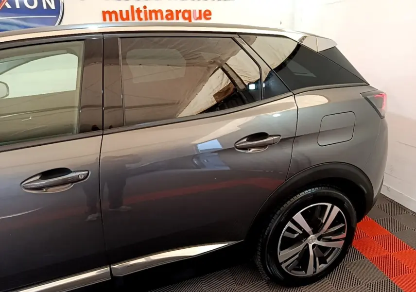 Vue latérale droite du Peugeot 3008 gris foncé, mettant en valeur les poignées de porte et la jante alliage arrière.