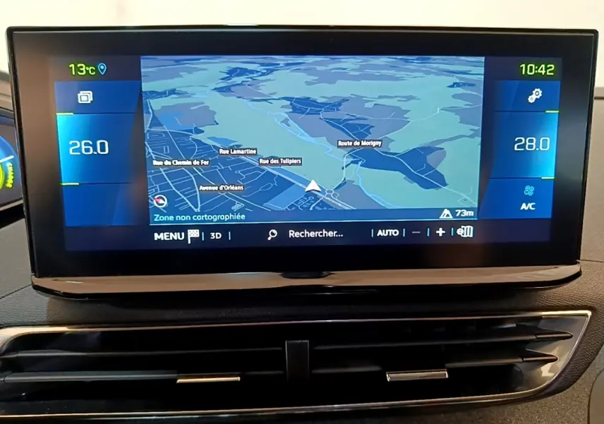 Écran tactile central du tableau de bord du Peugeot 3008 gris foncé affichant la navigation en 3D et la climatisation.