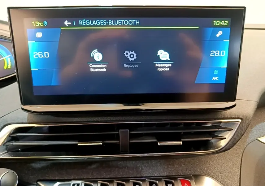 Écran tactile central du Peugeot 3008 gris foncé 2022 affichant les réglages Bluetooth et climatisation.
