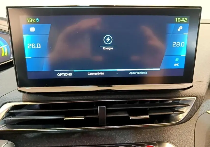 Écran tactile central affichant la gestion d'énergie et climatisation, intérieur moderne du Peugeot 3008 gris foncé.