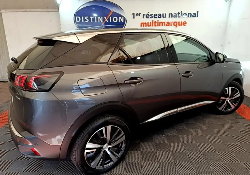 Vue 3/4 arrière droite d’un Peugeot 3008 gris foncé hybride rechargeable avec feux arrière LED et jantes alliage.