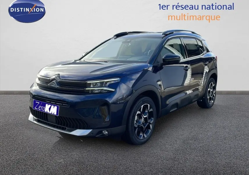 Vue 3/4 avant d’un Citroën C5 Aircross bleu Eclipse Metal avec jantes noires et détails chromés.