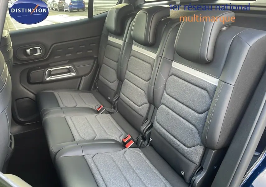 Vue intérieure du siège arrière droit du Citroën C5 Aircross 2025, avec sellerie mixte cuir noir et tissu gris.