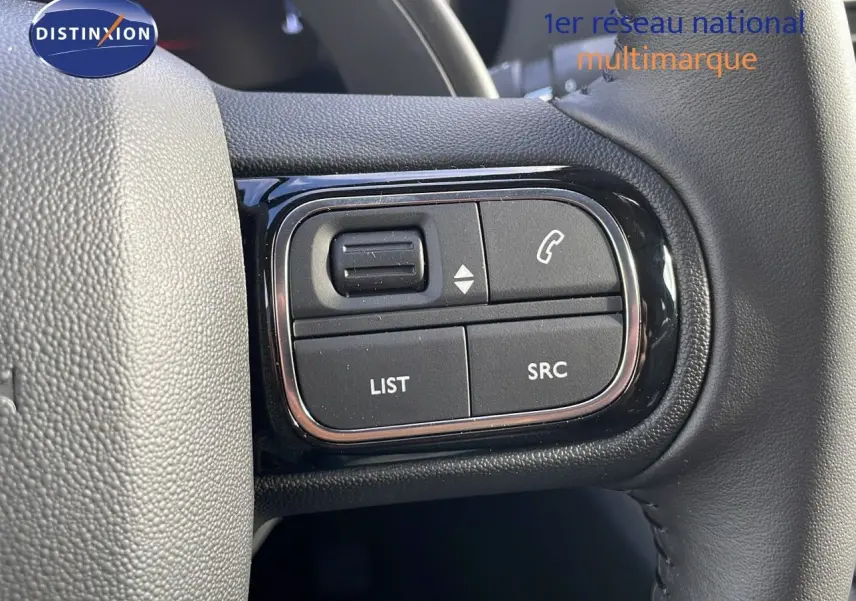 Gros plan sur les commandes au volant du Citroën C5 Aircross bleu Eclipse Metal, mettant en valeur les boutons de gestion audio et appels.