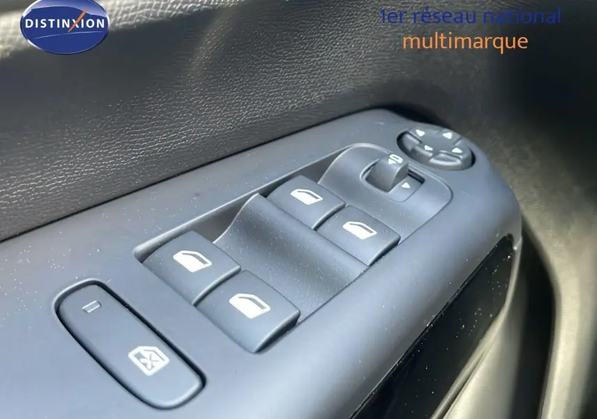 Gros plan sur les commandes de lève-vitres côté gauche du Citroën C5 Aircross 2025 en bleu Eclipse Metal.