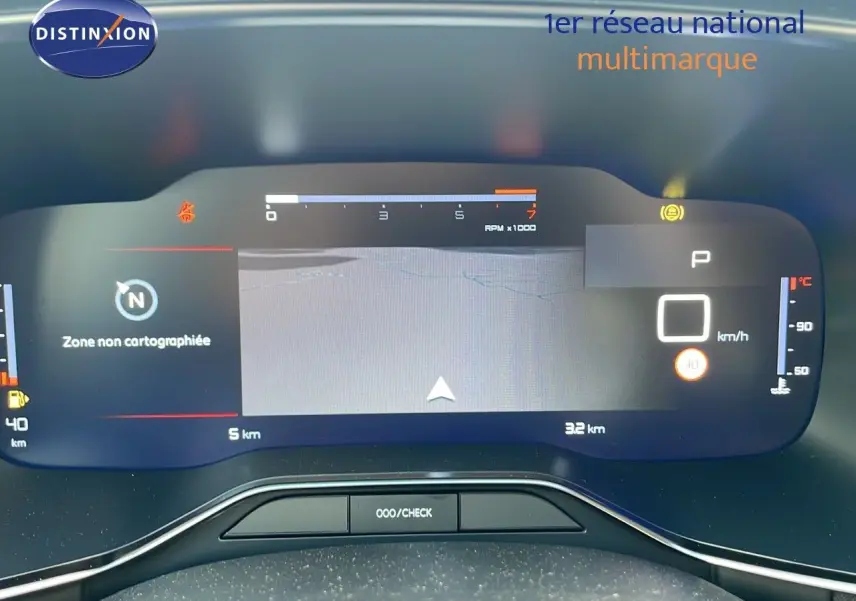 Vue rapprochée du tableau de bord numérique du Citroën C5 Aircross 2025, affichant la navigation et les indicateurs.