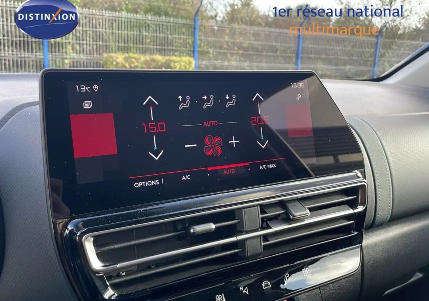 Écran tactile du système de climatisation du Citroën C5 Aircross 2025, intérieur avec surpiqûres bleues.
